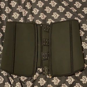 Black Waist Trainer!! Sz Medium!!